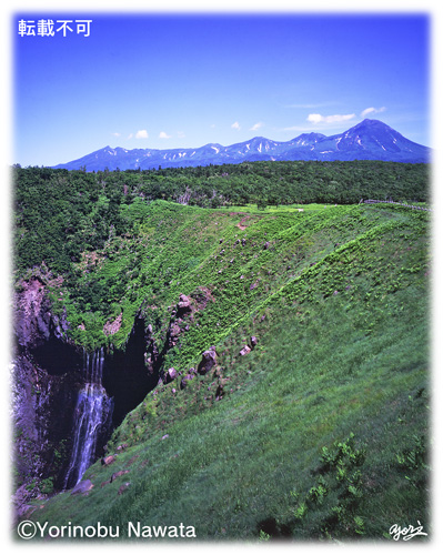 フレペの滝と知床連山／転載厳禁・プロ写真家なわたよりのぶ