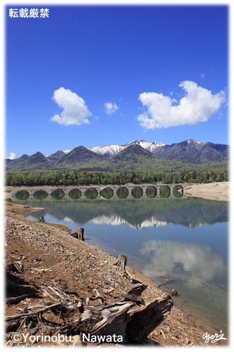 タウシュベツ川橋梁とウペペサンケ山、縦写真・転載厳禁・プロ写真家なわたよりのぶ