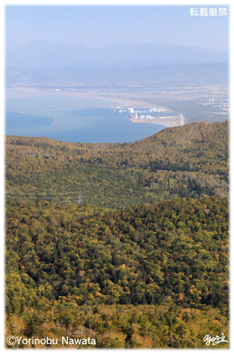 『紅葉ゴンドラ駅舎展望台から石狩湾』写真転載厳禁・プロ写真家なわたよりのぶ