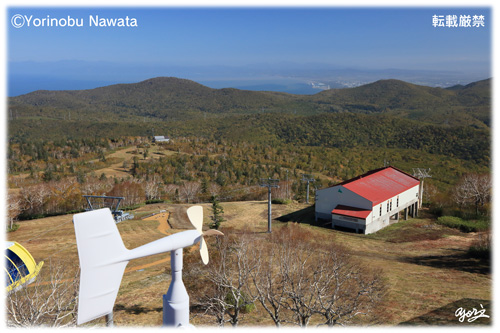 『紅葉ゴンドラ駅舎屋上からの石狩湾方面』写真転載厳禁・プロ写真家なわたよりのぶ