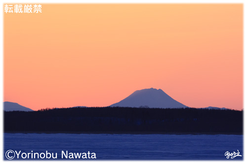 夕映えの雄阿寒岳／写真転載厳禁・プロ写真家なわたよりのぶ