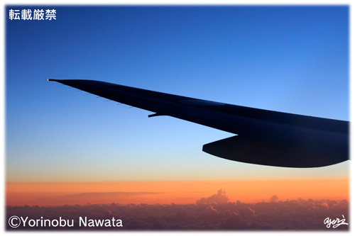 「夕焼け飛行イメージ（航空写真）」見本写真・転載厳禁・プロ写真家なわたよりのぶ