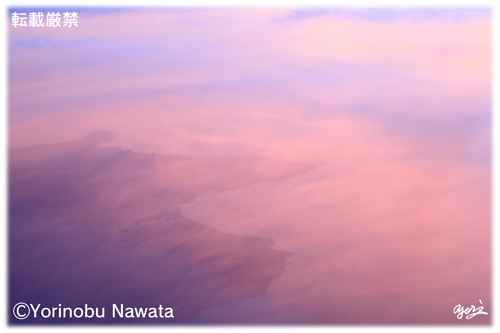 「津軽半島上空・夕焼け雲の中（航空写真）」見本写真・転載厳禁・プロ写真家なわたよりのぶ